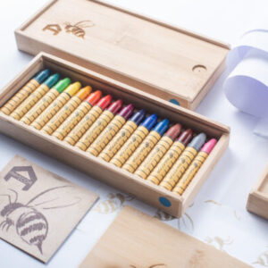 Bastón de Cera de Abeja en Caja de Bambú 16 unidades – colores surtidas - material Waldorf en A Casa de Maria Vigo
